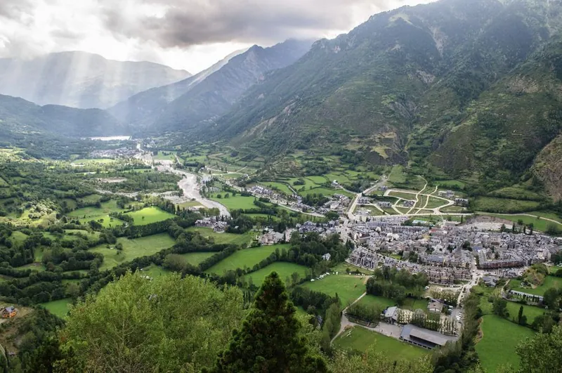 http://www.shutterstock.com/es/pic-154178282/stock-photo-benasque-is-the-main-town-in-the-benasque-valley-located-in-the-heart-of-the-pyrenees-and.html?src=-jItE0QTTkxQXxDhXqyC0g-1-0