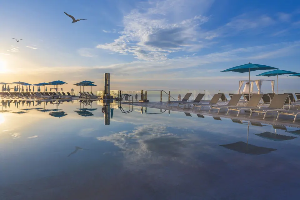 Piscina infinita en Elba Sunset Mallorca