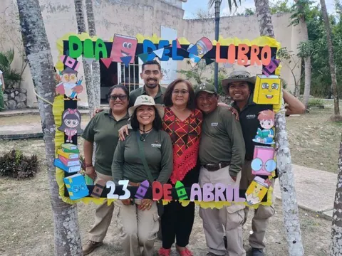 Libros que siembran conciencia: Eco-Bahía celebra el “Día Mundial del Libro” con la niñez de Cobá