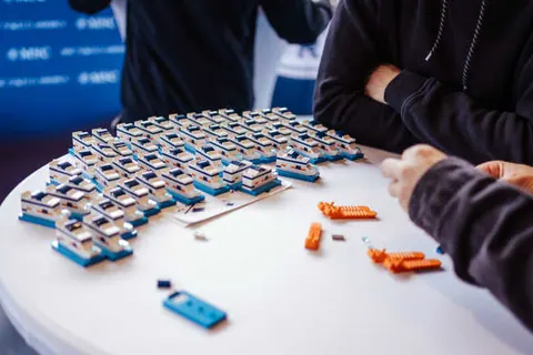 MSC CRUCEROS ENTRA EN LOS LIBROS DE RÉCORDS CON LA LÍNEA MÁS LARGA DE BARCOS LEGO EN EL MAR