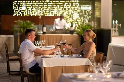 El Hotel Nelva lanza su propuesta estival con cenas al aire libre, chill out y pool bar