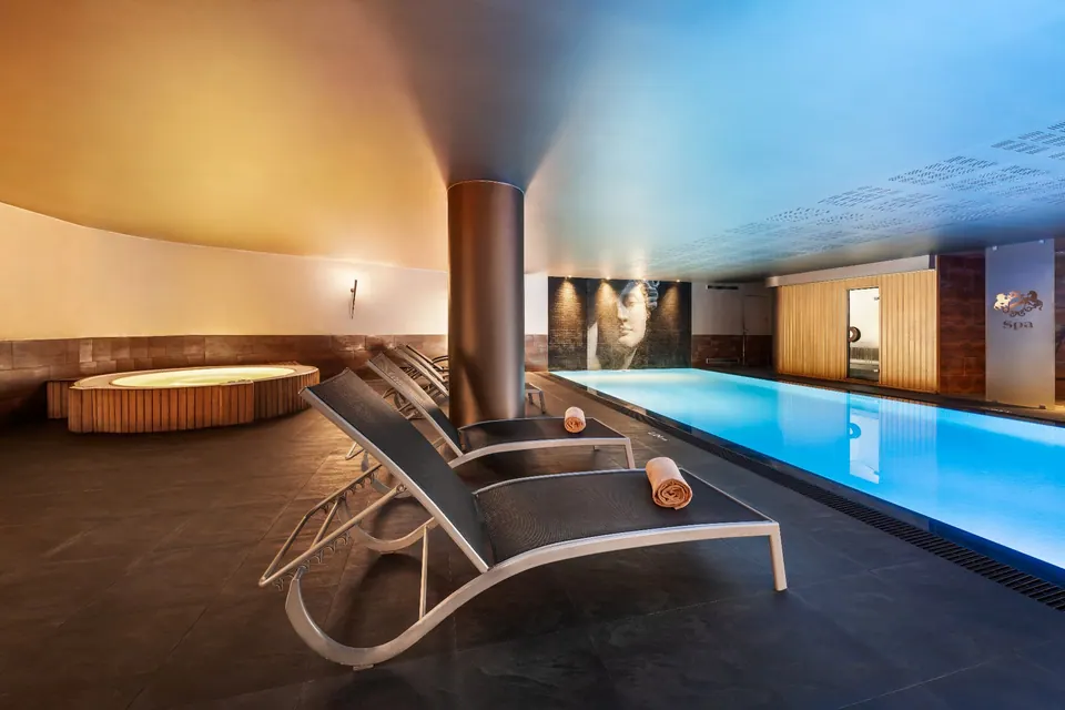 Piscina interior y zona de tumbonas del spa del Hotel Dom Pedro Lisboa