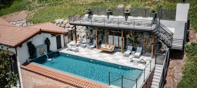 Piscina exterior y terraza de Apartamentos Rurales La Gargantiella en Asturias