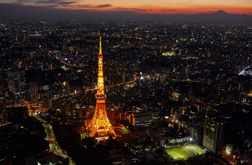 Vista aérea nocturna de Tokio con la Tokyo Tower iluminada al atardecer
