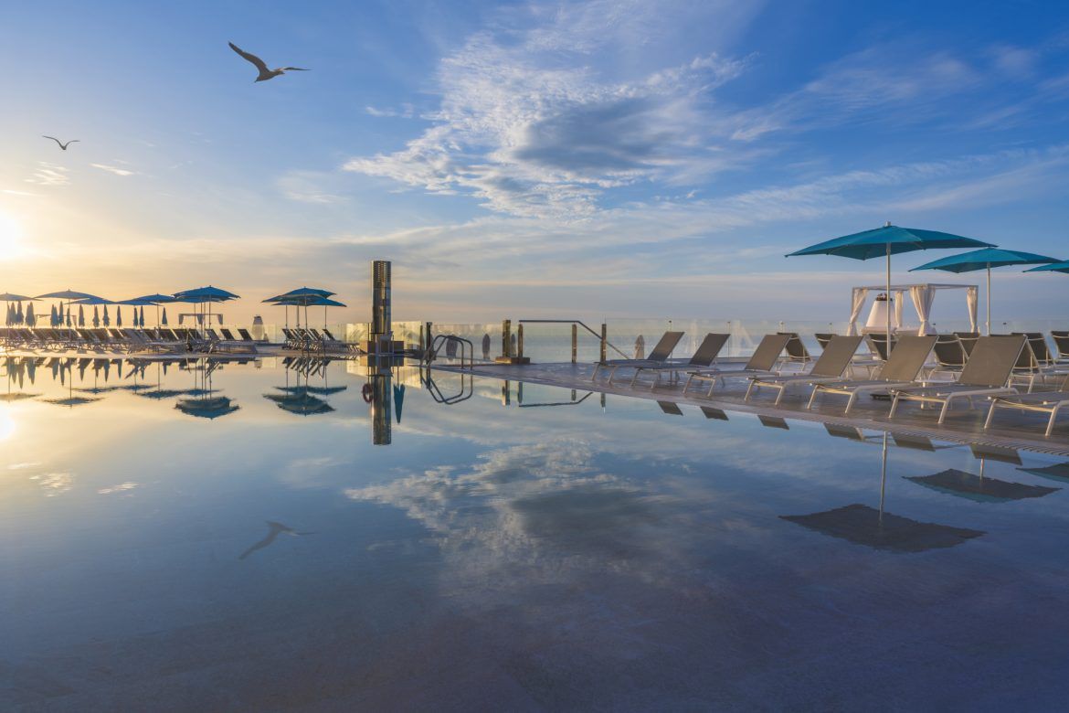 Piscina infinita en Elba Sunset Mallorca